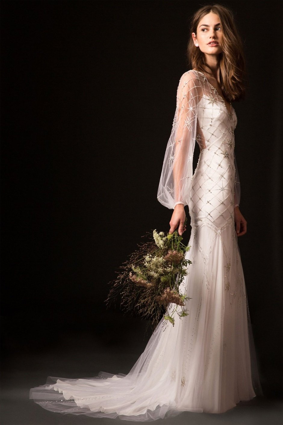 Свадебное платье с букетом