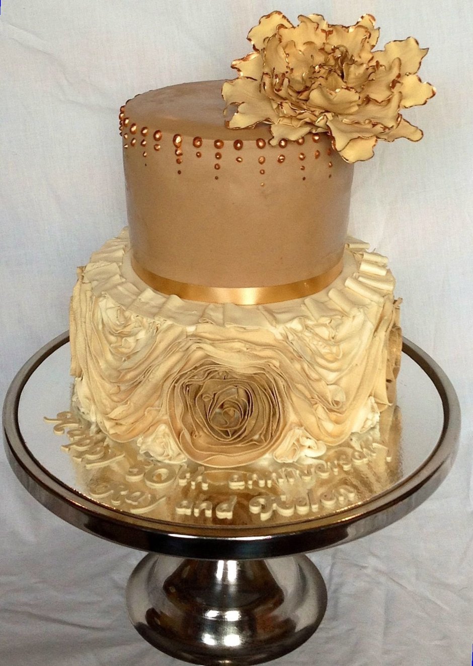 Торт в золотом цвете