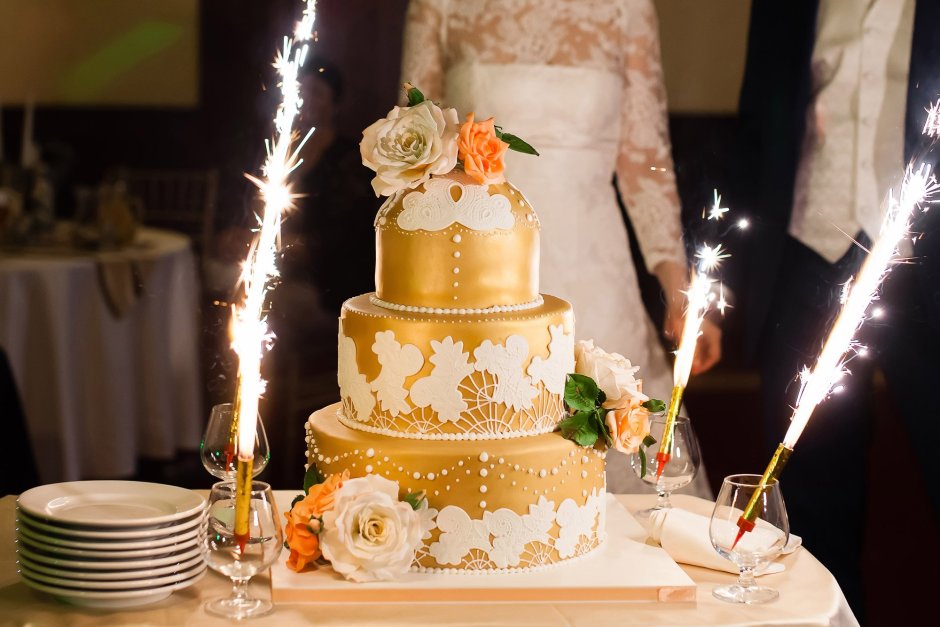 Свадебный торт золотого цвета