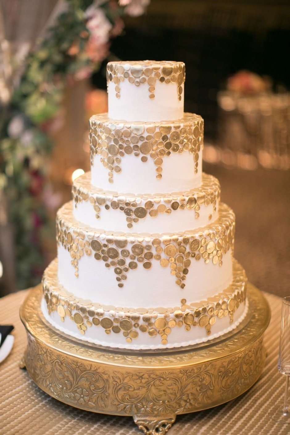 Свадебный торт белый с золотом