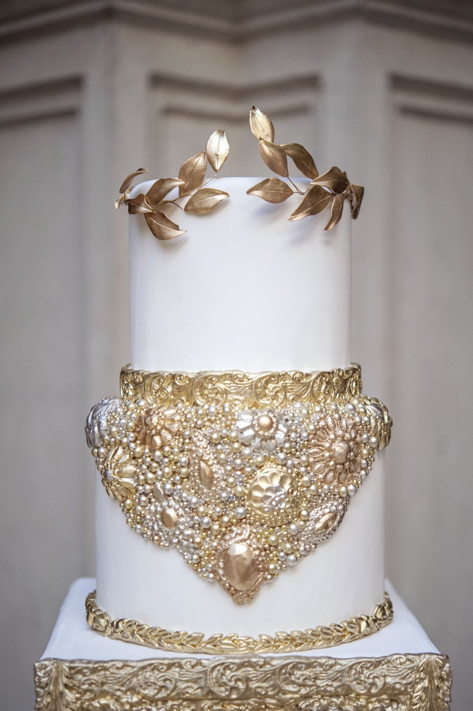 Декор торта белый с золотом