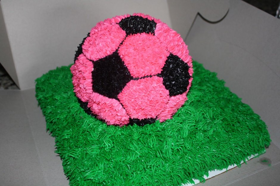 Торт в виде мяча футбольного из крема