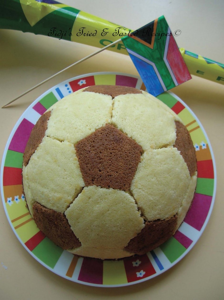 Торт в виде футбольного мяча без мастики