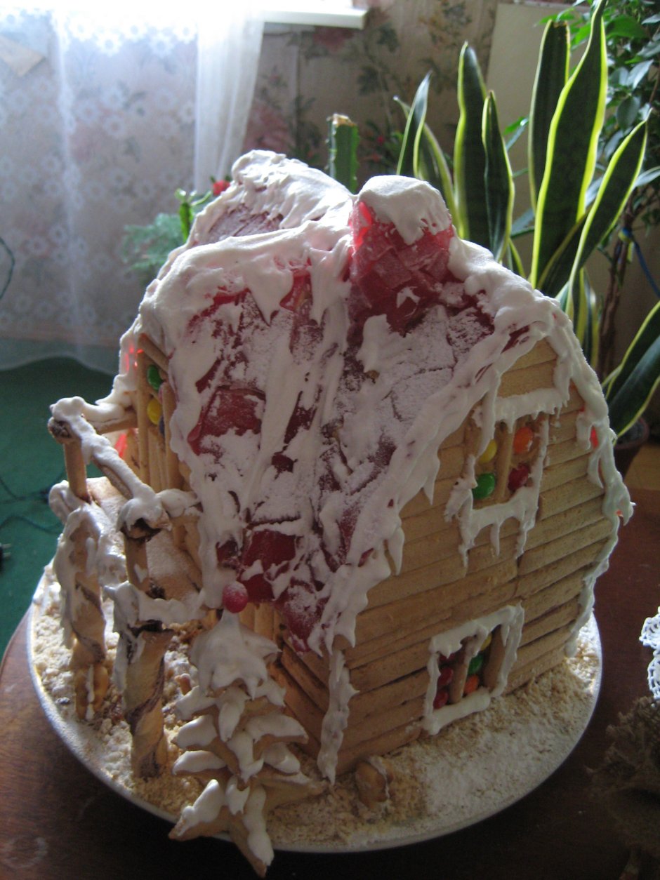 Торт с пряничным домиком