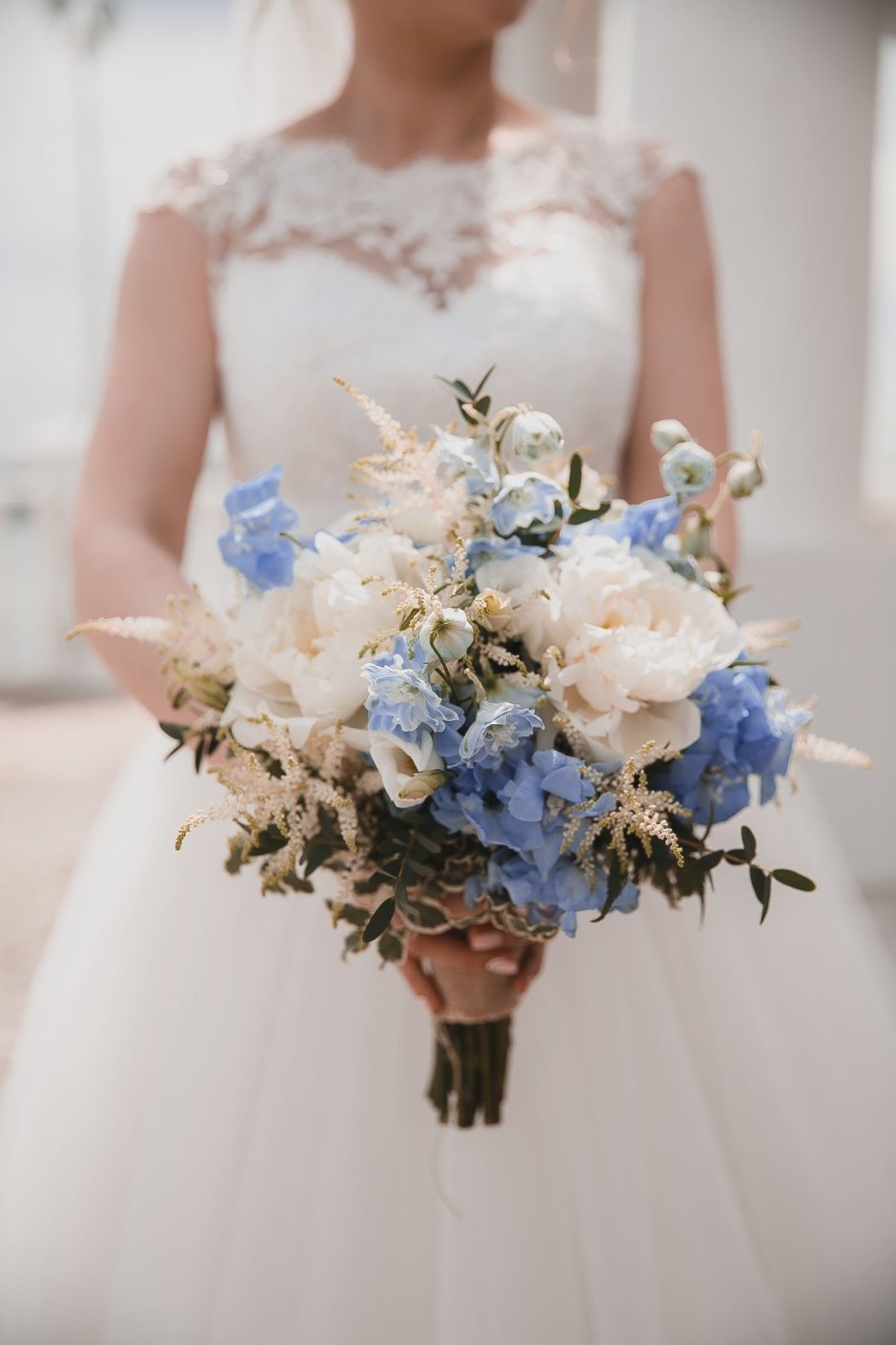Букет невесты бежево голубой