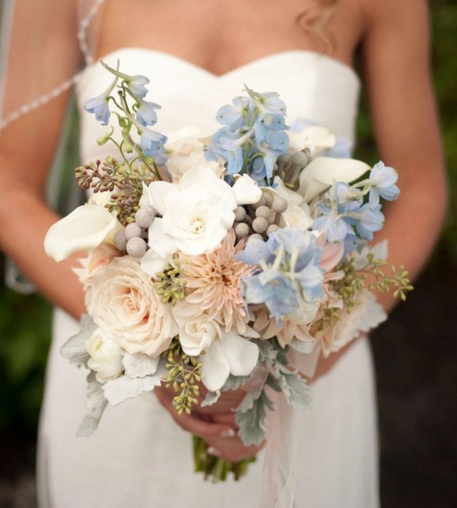 Свадебный букет с голубыми цветами