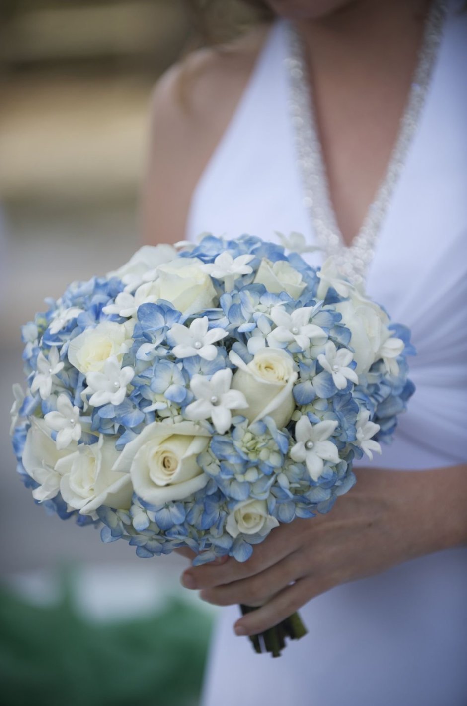 Букет невесты из голубой гортензии