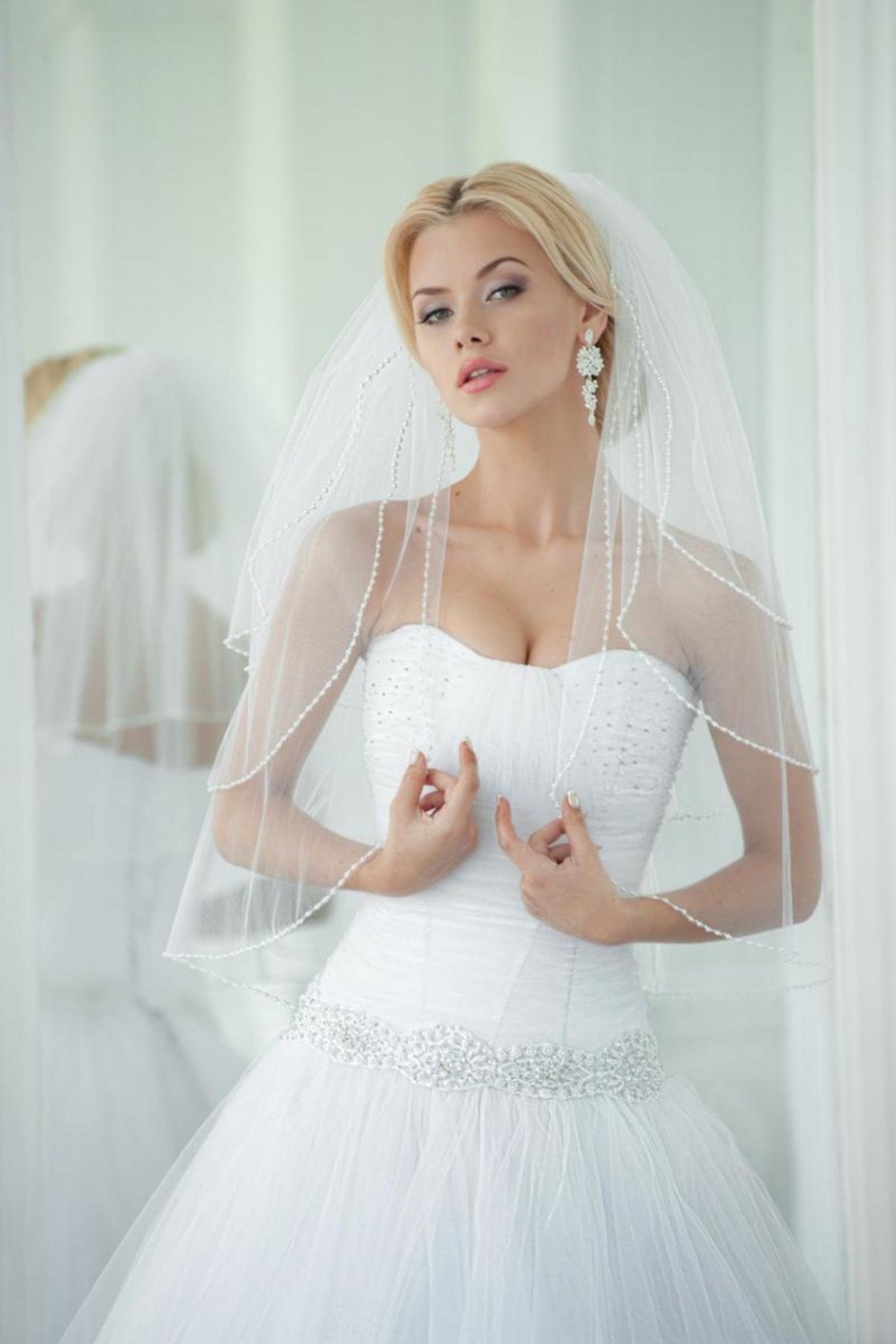 Невесты в коротких свадебных платьях