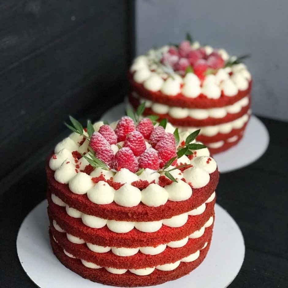 Двухъярусный торт с ягодами и подтеками