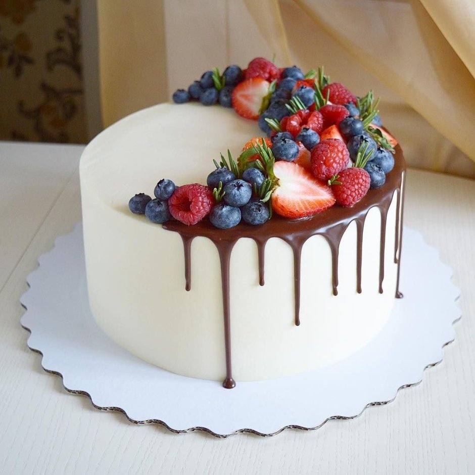 Декор торта сердце ягодами
