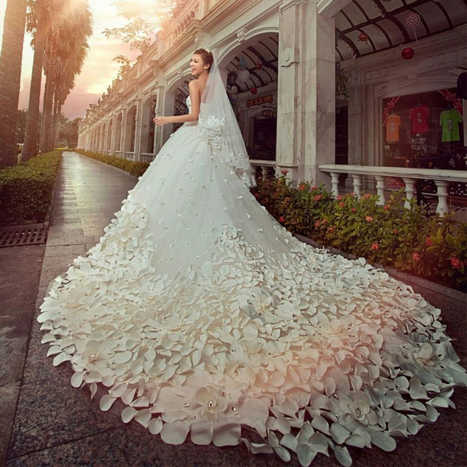 Показ невест в свадебных платьях