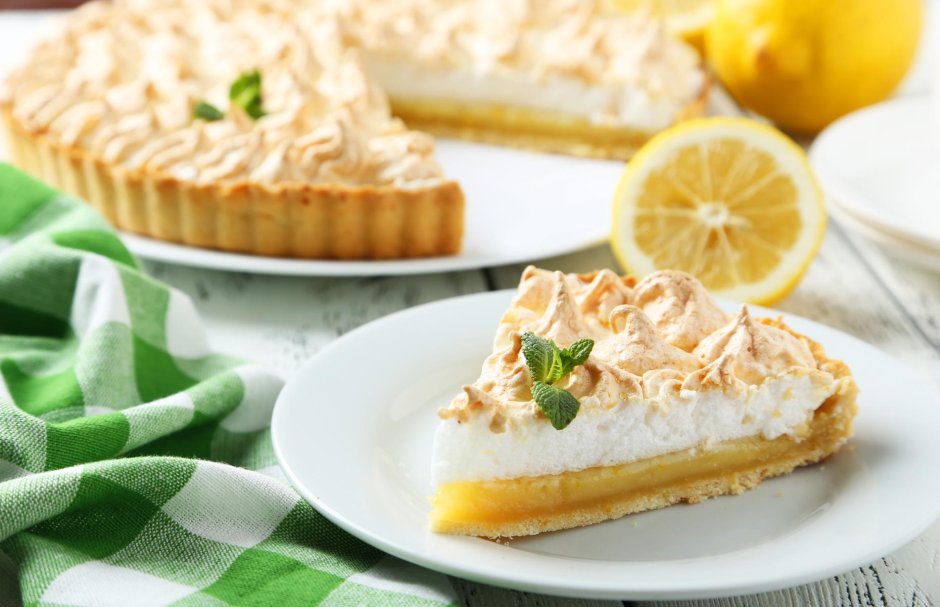 Лимонный песочный торт на белой тарелке