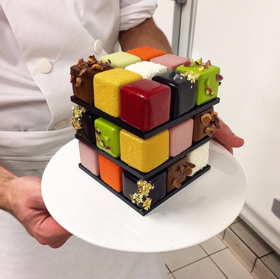 Торт в форме кубика Рубика