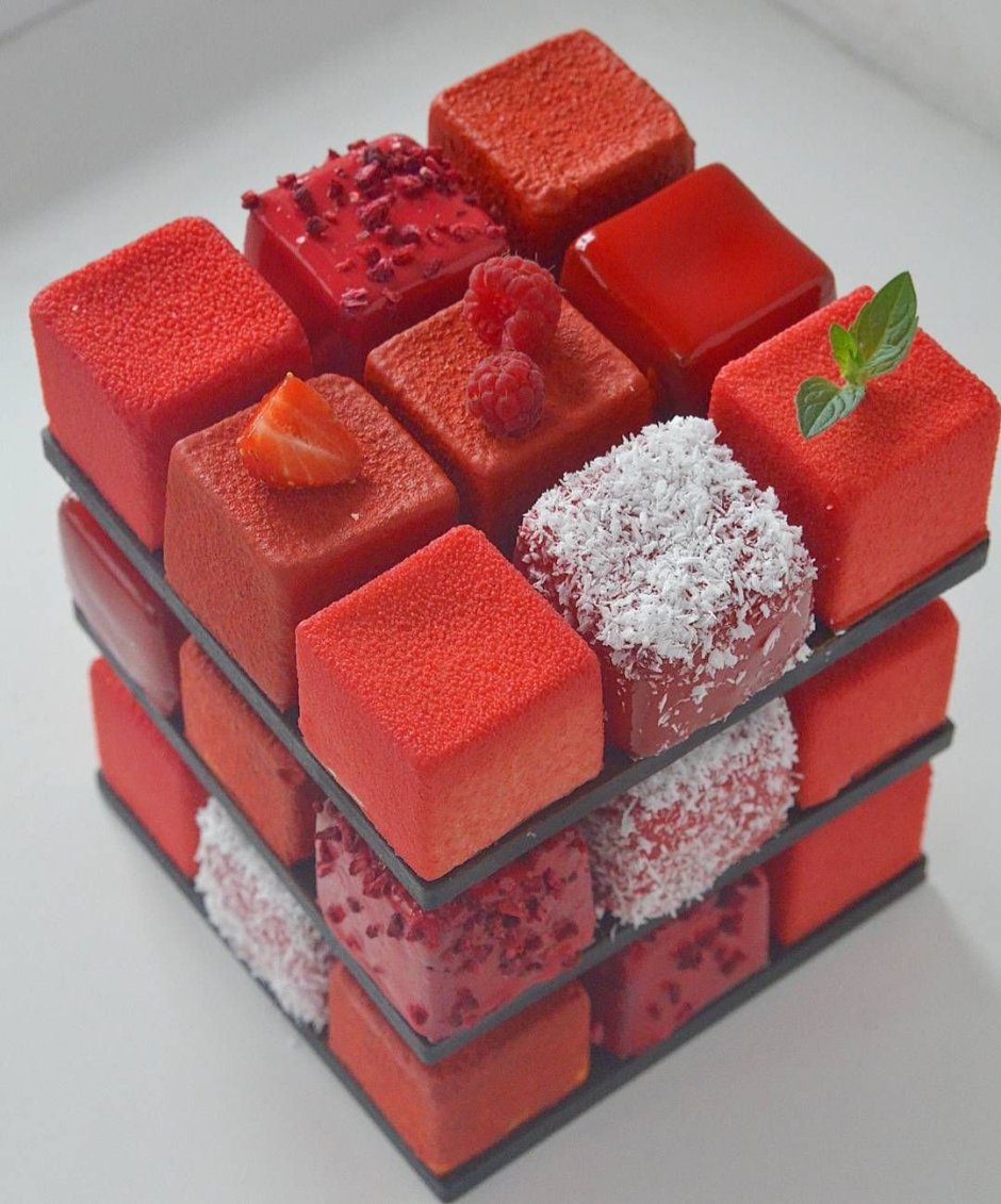Торт в виде кубика Рубика