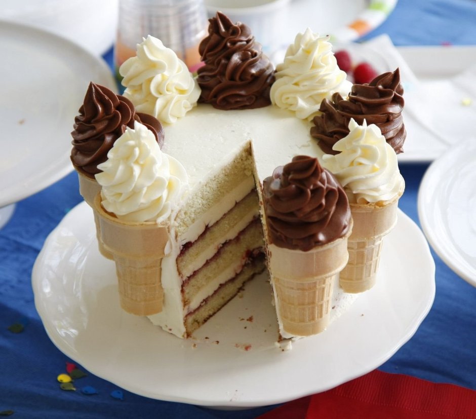 Торт с украшением мороженого