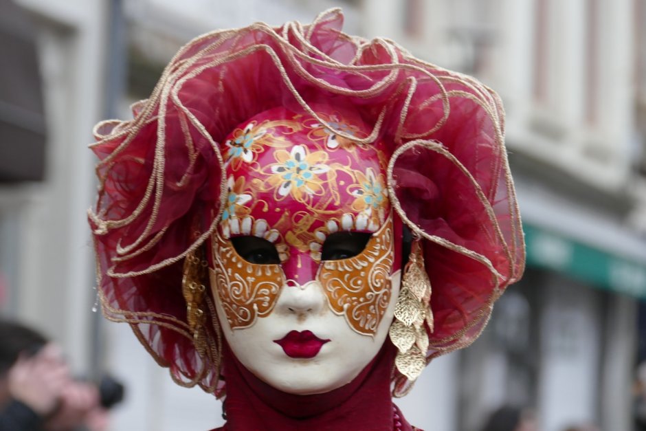 Венецианские маски на улице