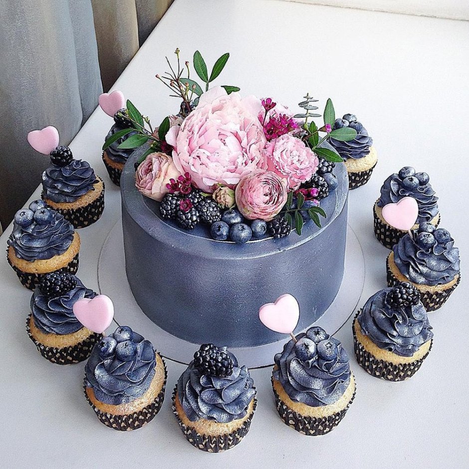 Свадебный торт с капкейками голубой