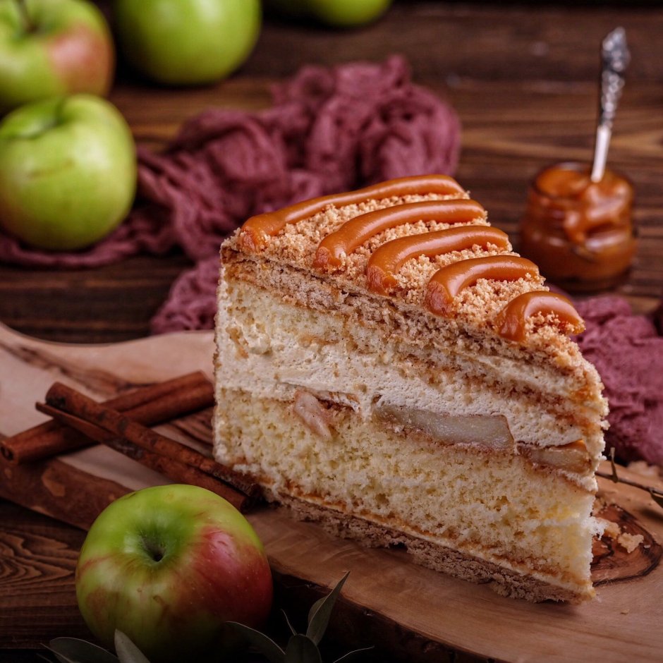 Яблочный бисквитный торт