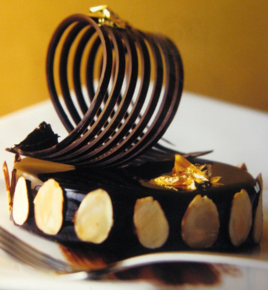 Торт с шоколадным декором для женщин