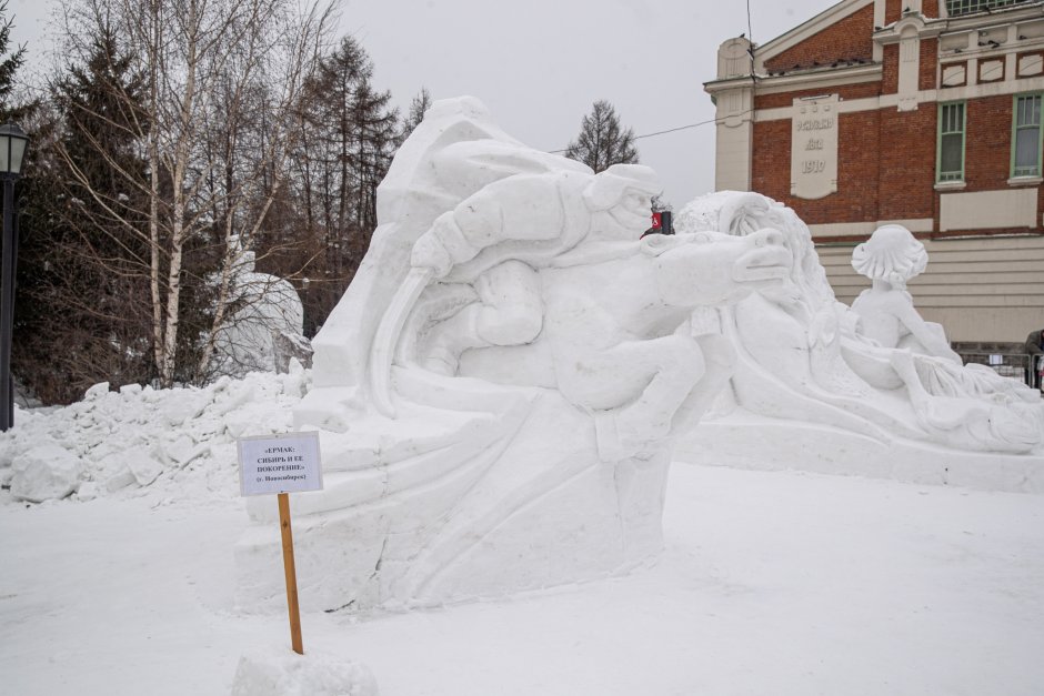 Снежные скульптуры город Новосибирск Первомайский сквер
