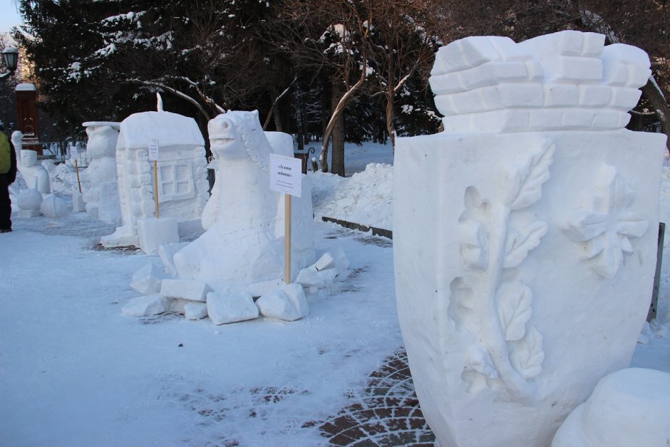 Первомайский сквер Новосибирск скульптуры снежные 2022