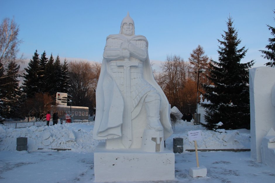 В Новосибирске Академгородок снежные фигуры