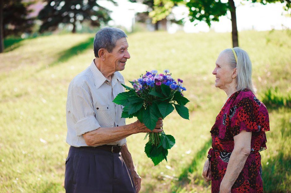 Дедушка дарит цветы