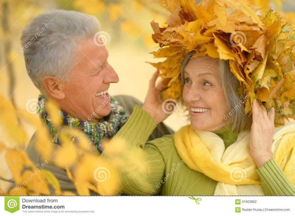 Пожилые люди осень