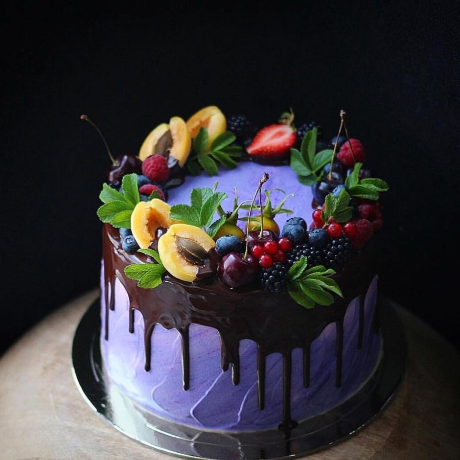 Торт украшенный фруктами и ягодами