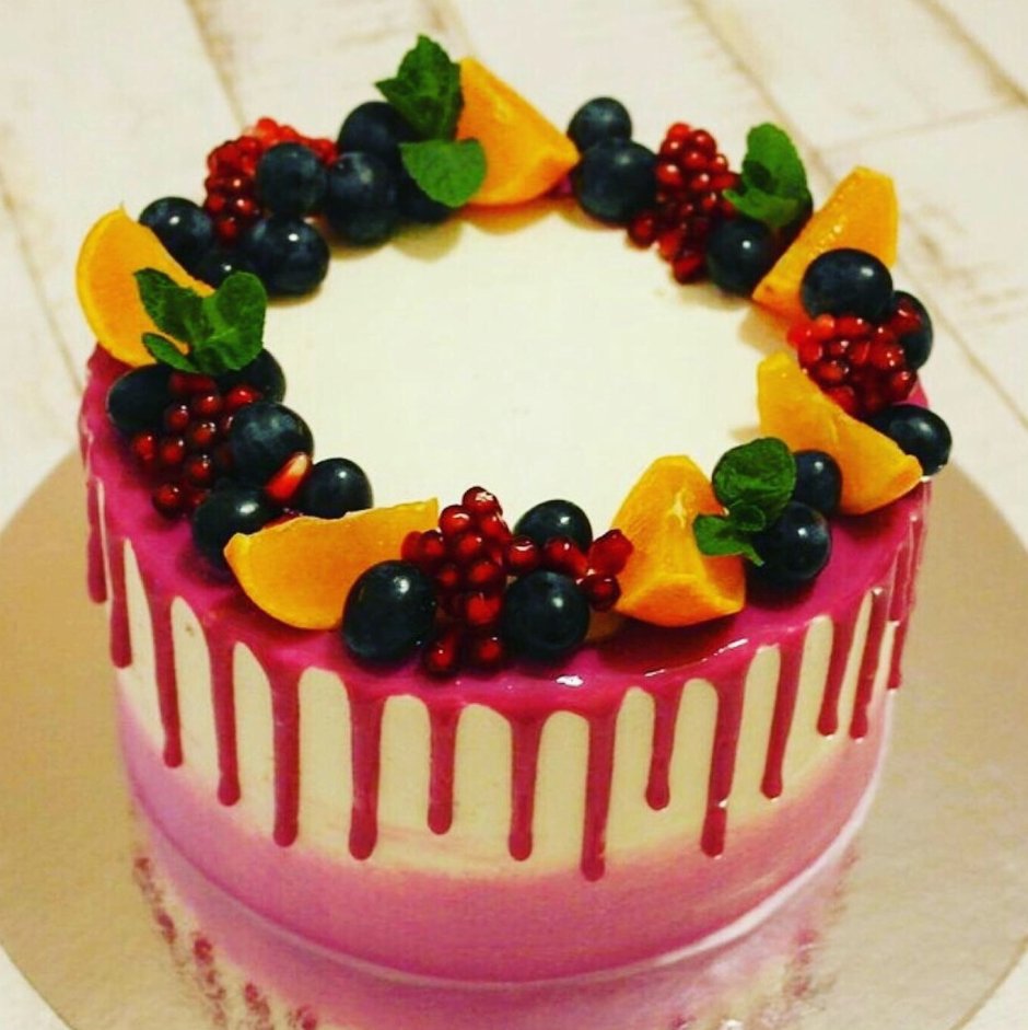 Детский торт украшенный фруктами