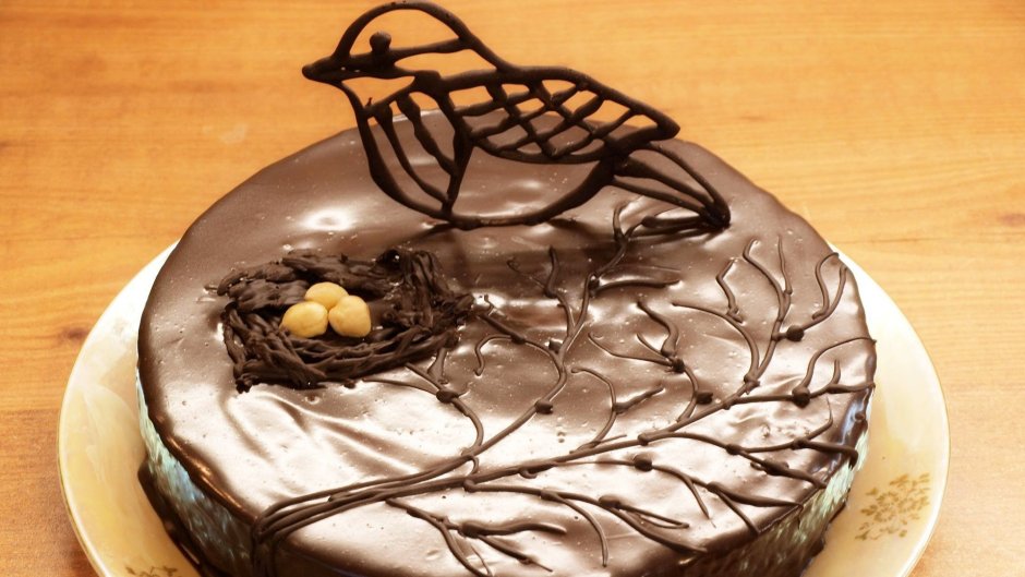Украшение торта шоколадом растопленным