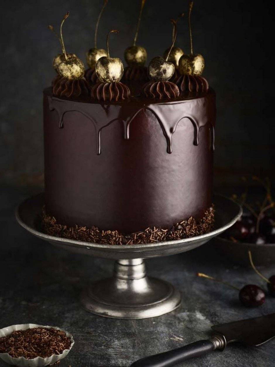 Шоколадный торт с шоколадным декором