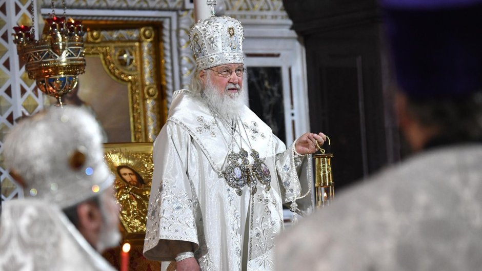 Путин награждает Патриарха Кирилла