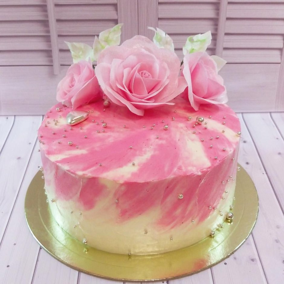 Розовый торт с пряниками розы
