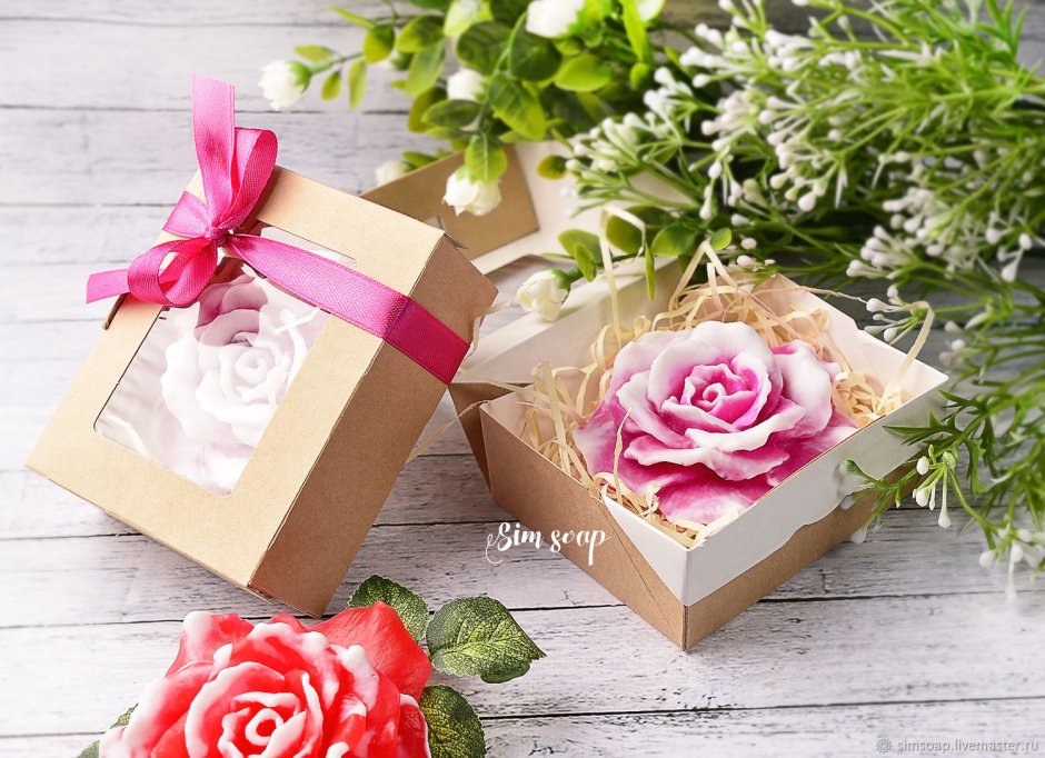 Розы упакованные в коробку