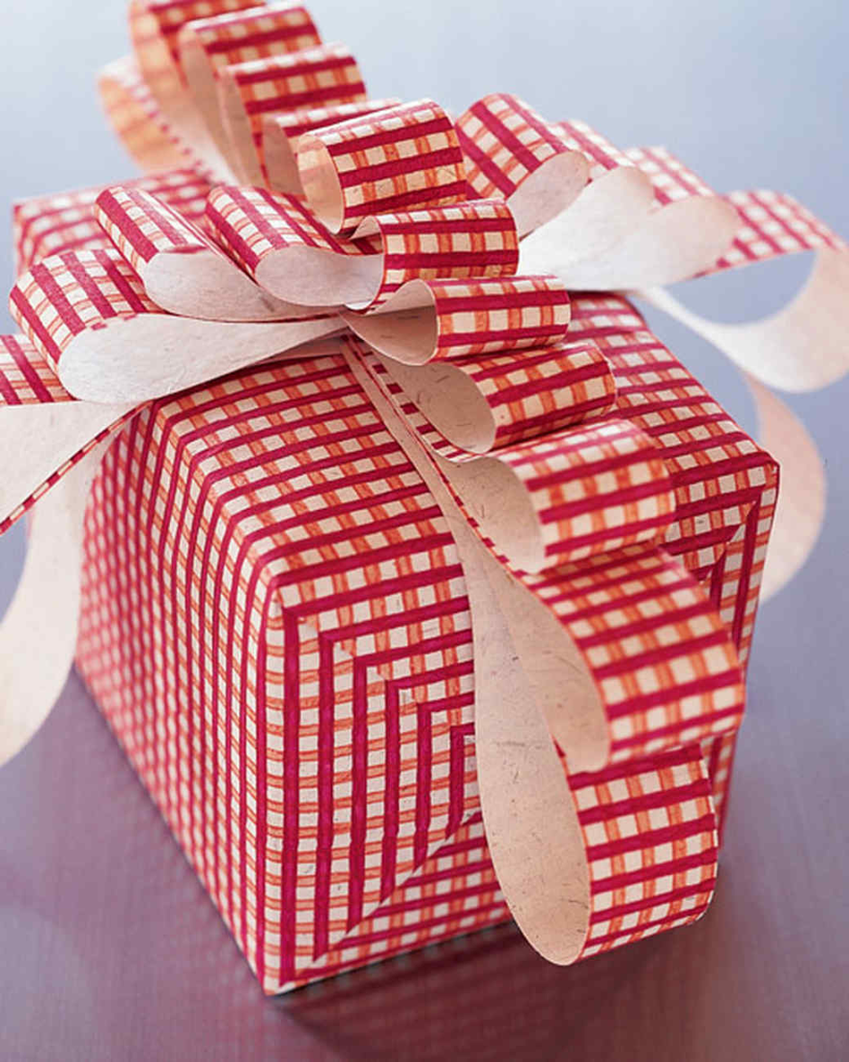 Как красиво завернуть коробку в подарочную бумагу пошагово