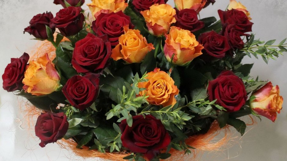 Бордово оранжевые розы