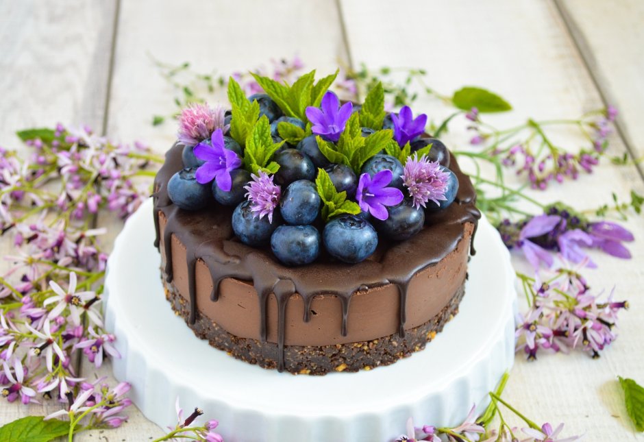 Торт с голубикой и цветами