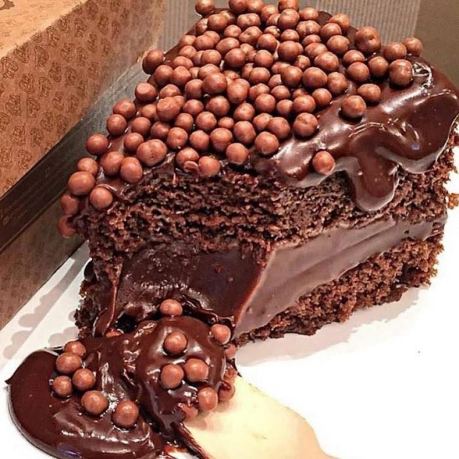 Шоколадный торт на столе
