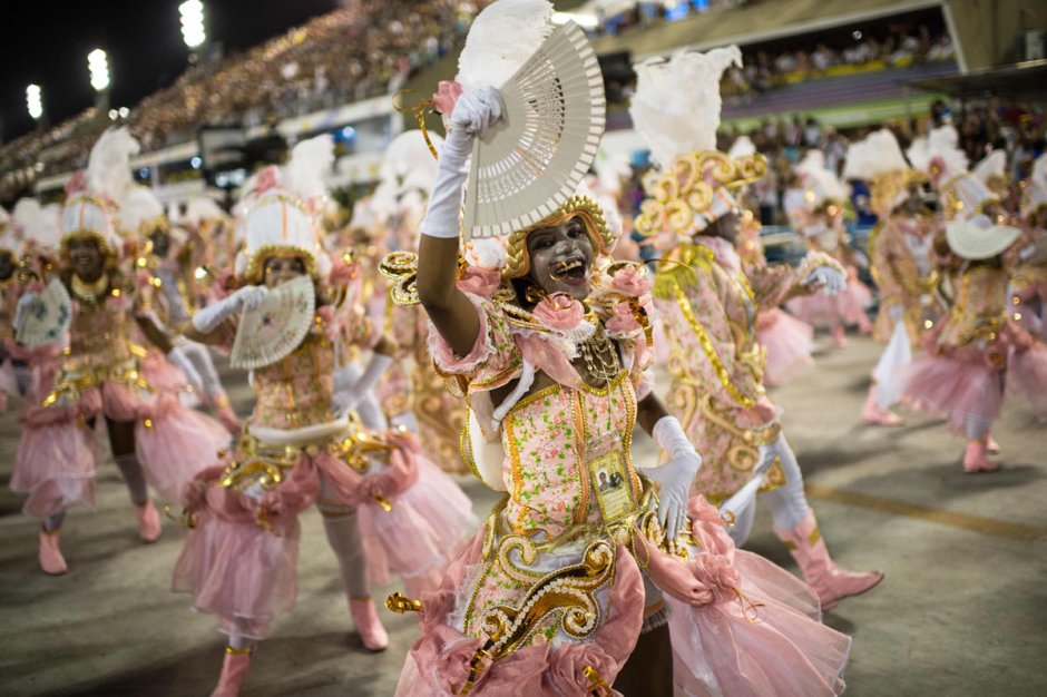 Дети на карнавале в Бразилии