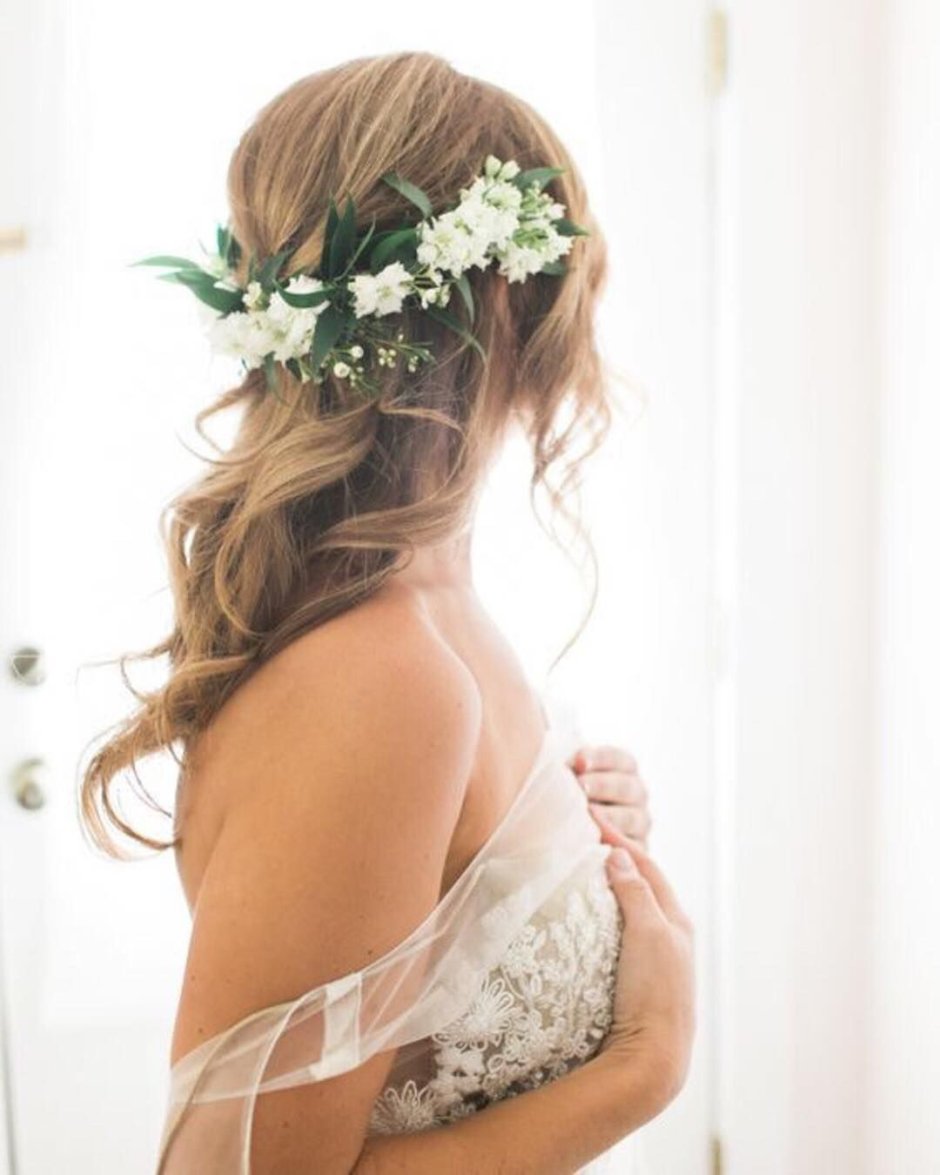 Свадебная прическа с цветами в волосах