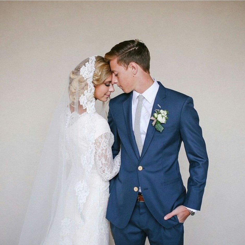 Жених в синем костюме и невеста