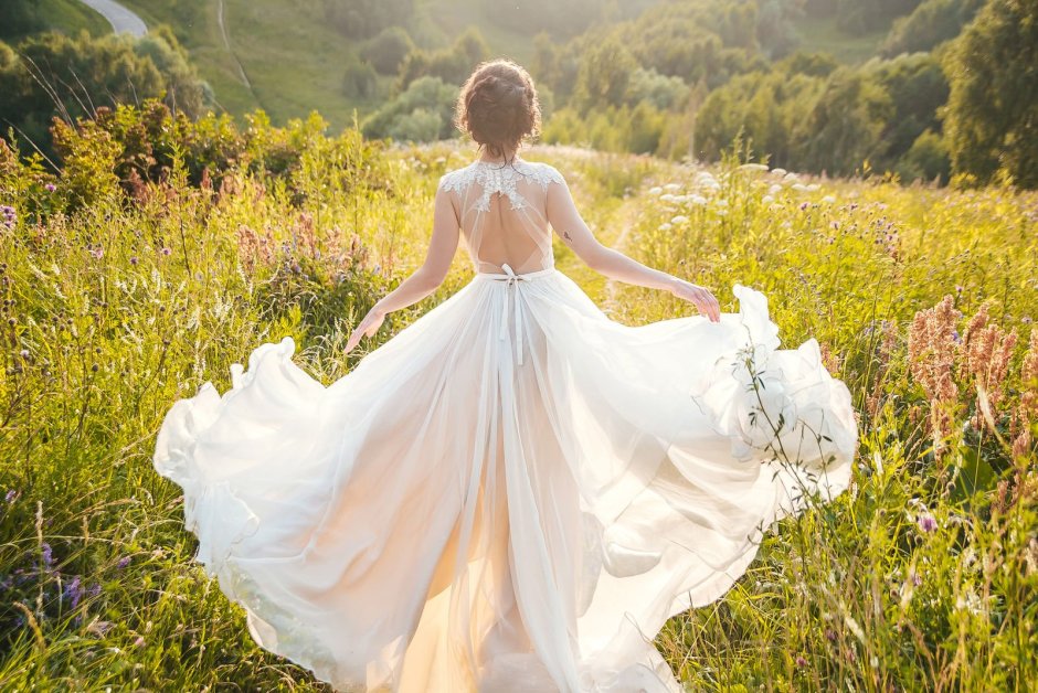 Свадебное платье на розовом фоне