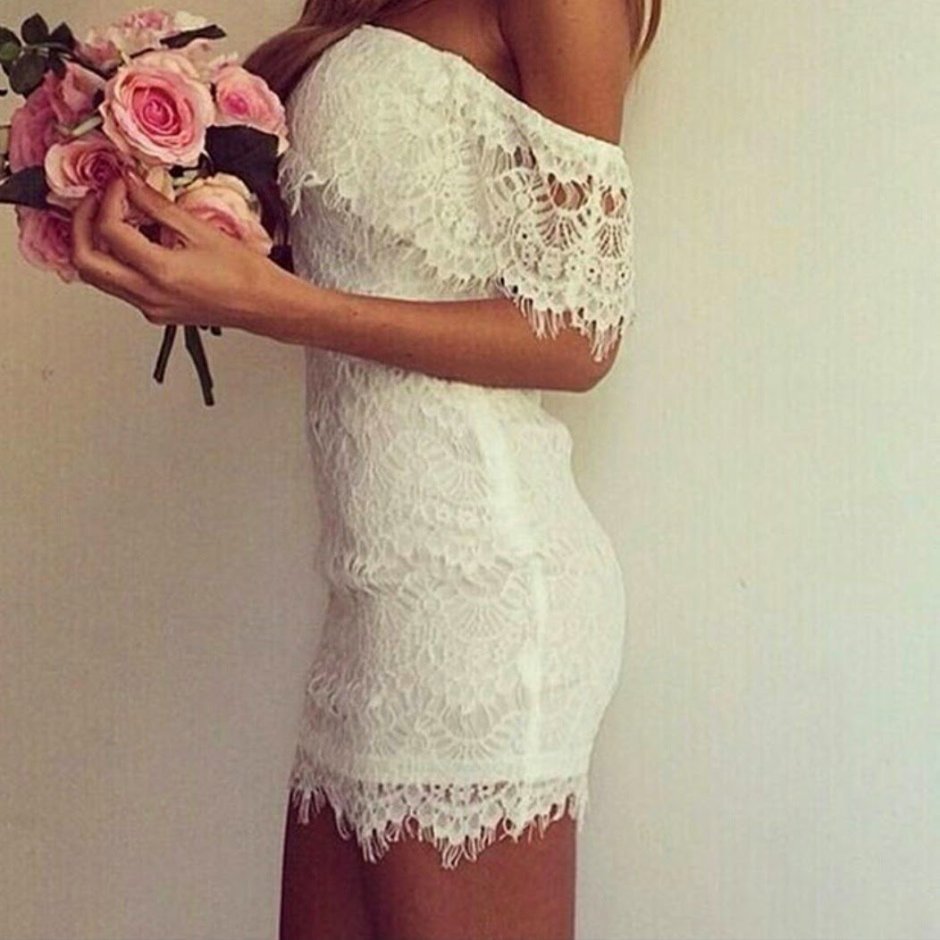 Белое короткое платье