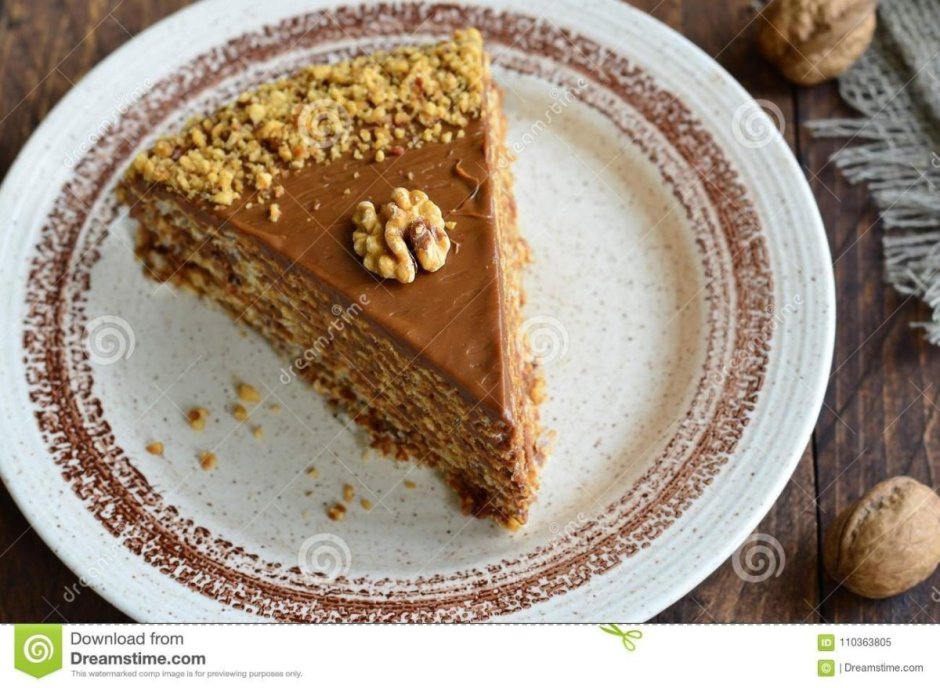Бисквитный торт с орехами и сгущенкой