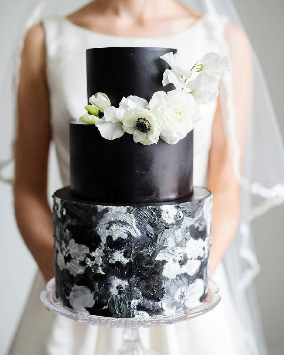 Белый торт с черным орнаментом