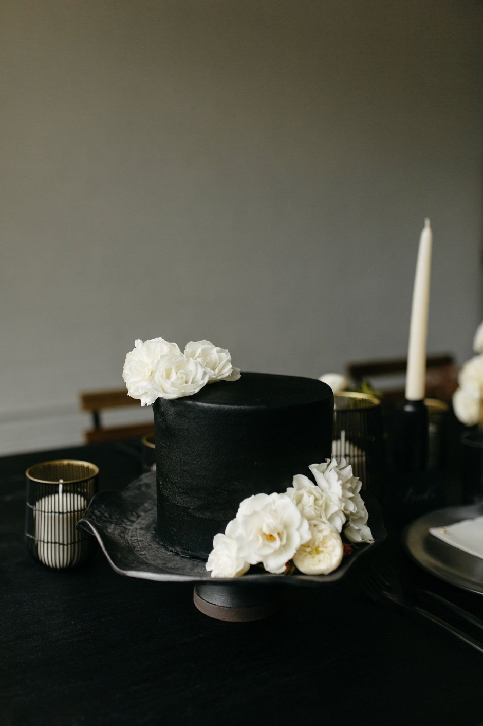 Свадебный торт черный с белым