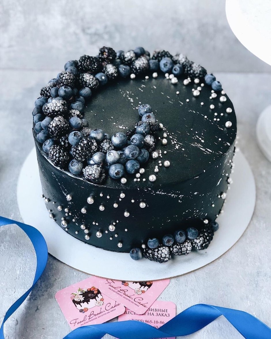 Голубой торт с жемчужинами