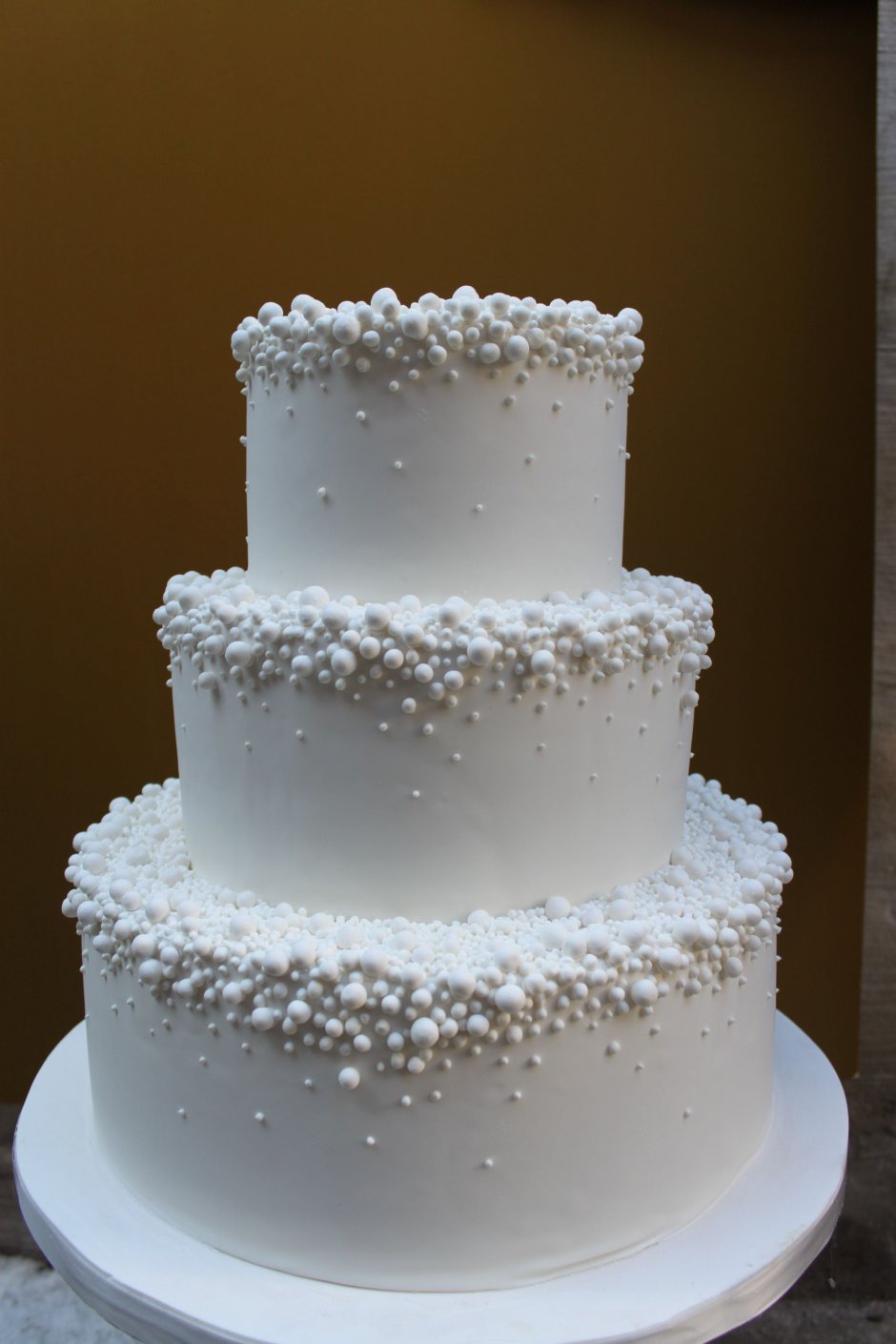 Декор торта с вафельными цветами и леденцами