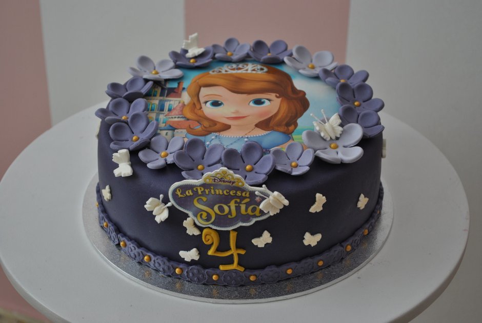 Принцесса София с Бель торт